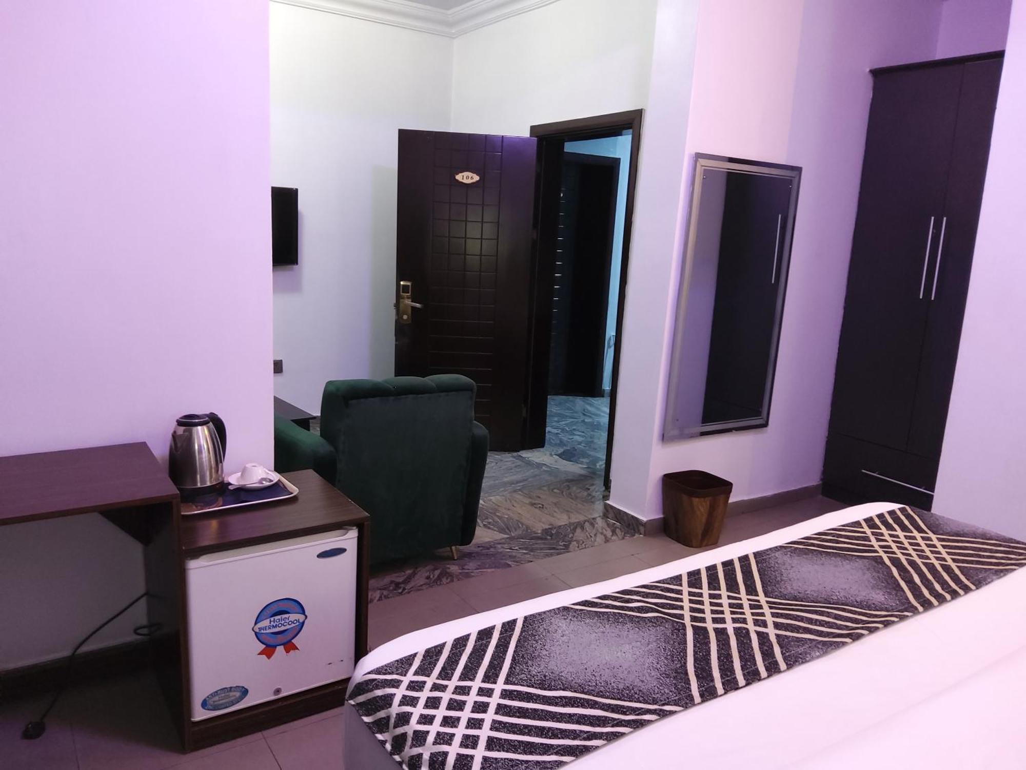 Crownedge Hotels Ікеджа Екстер'єр фото