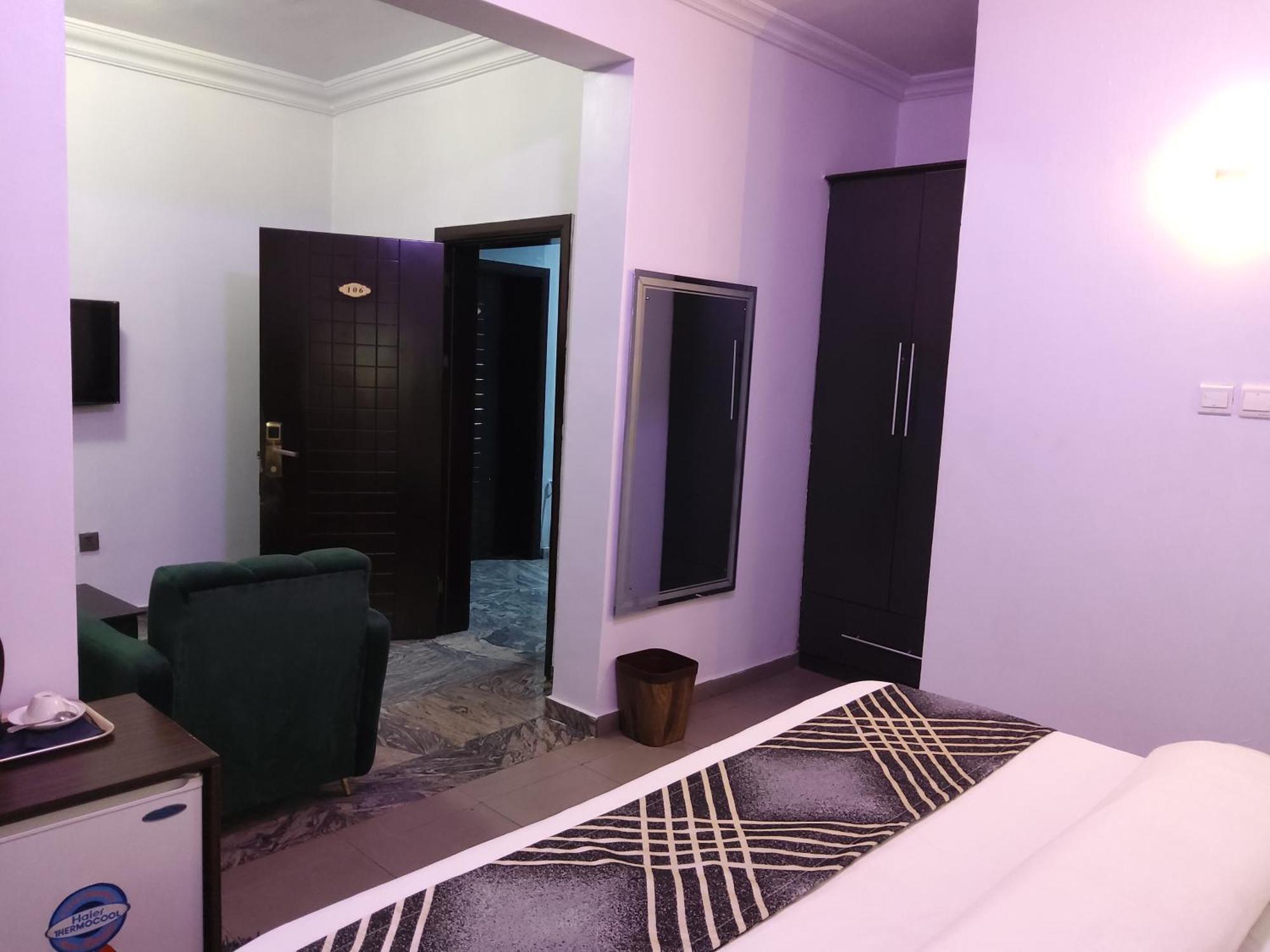 Crownedge Hotels Ікеджа Екстер'єр фото