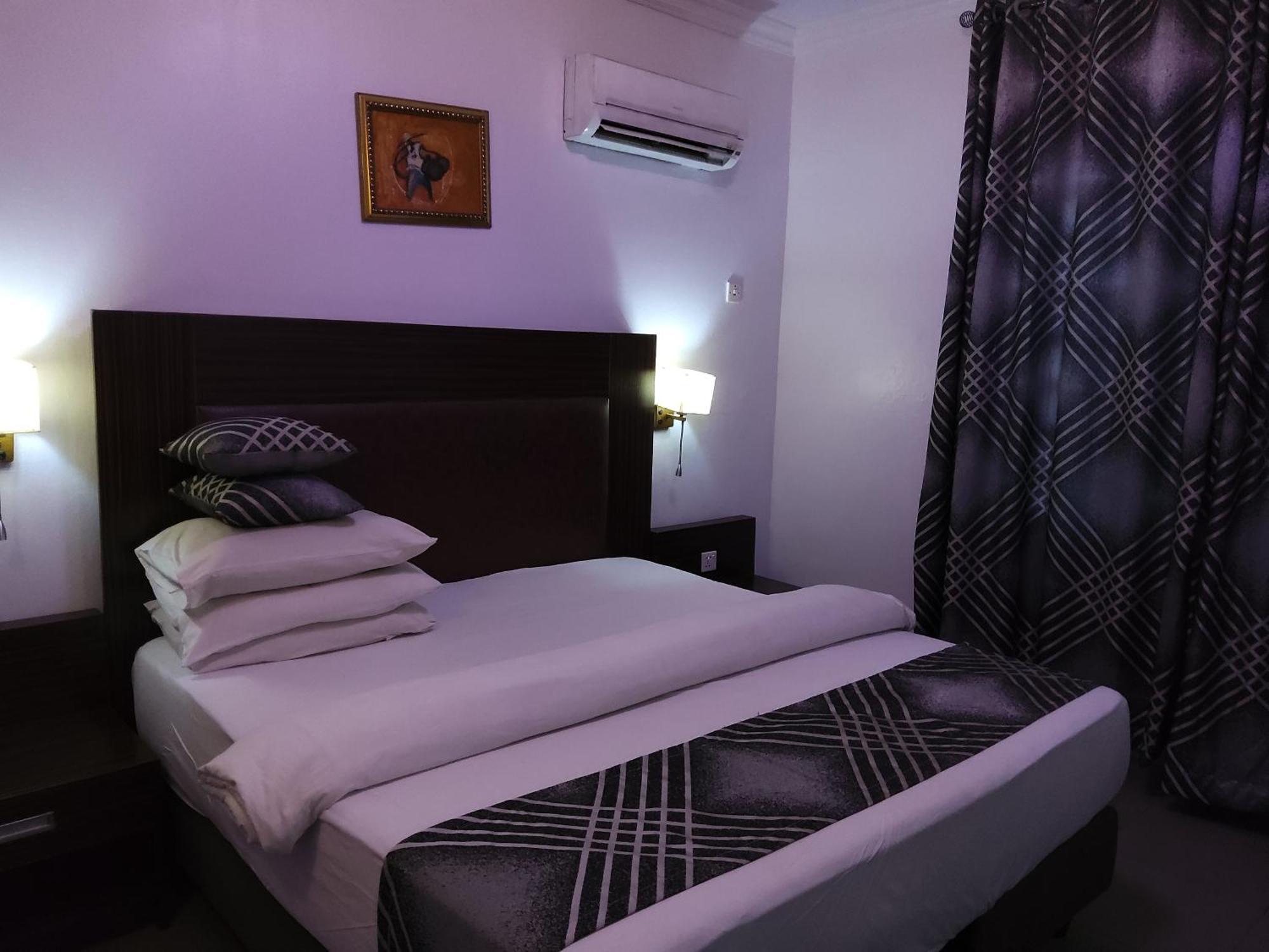 Crownedge Hotels Ікеджа Екстер'єр фото