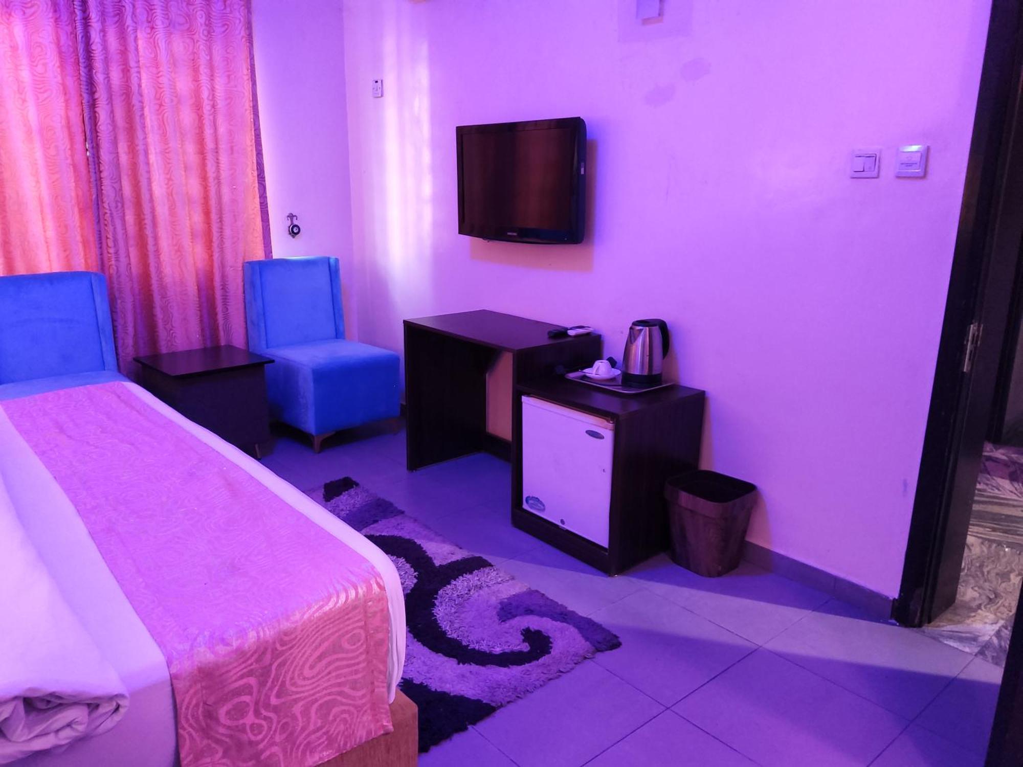 Crownedge Hotels Ікеджа Екстер'єр фото