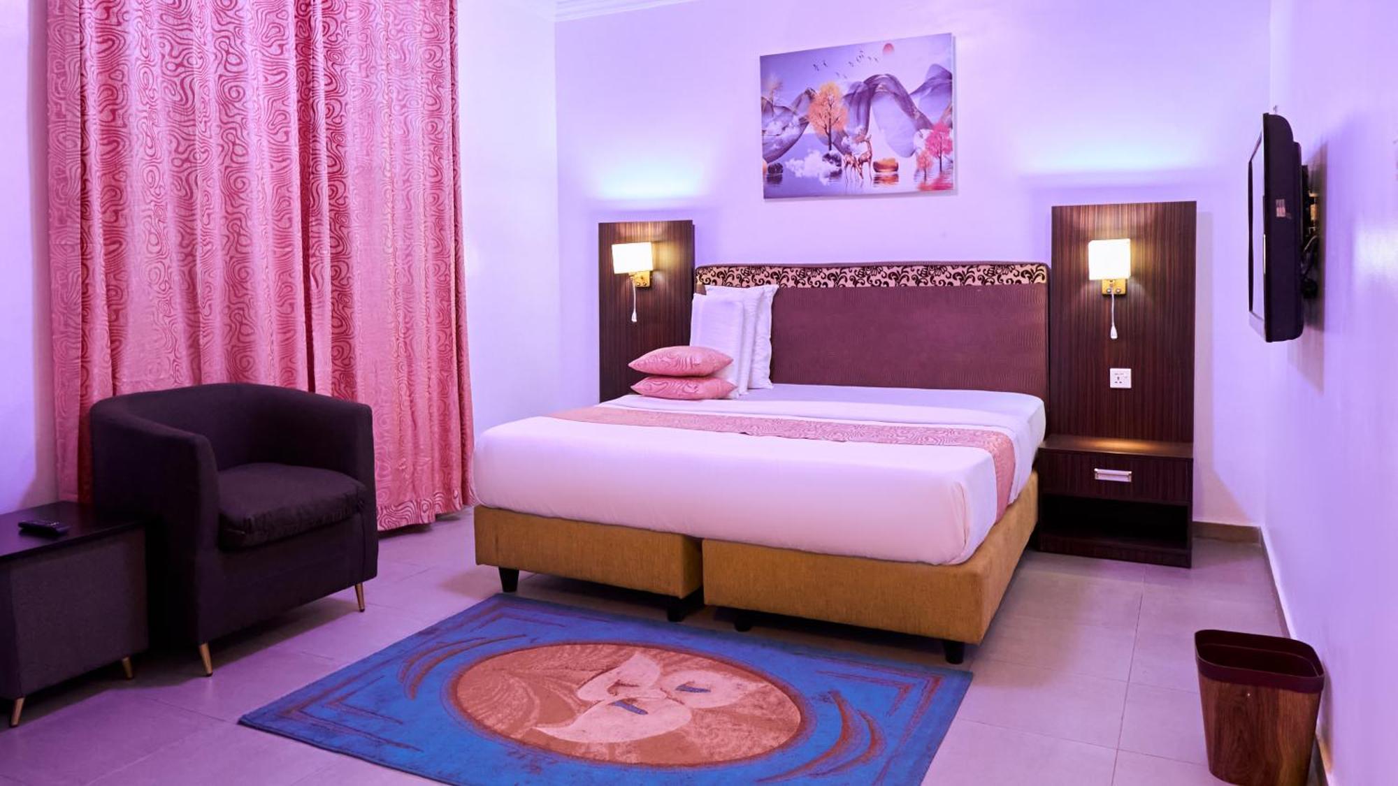Crownedge Hotels Ікеджа Екстер'єр фото