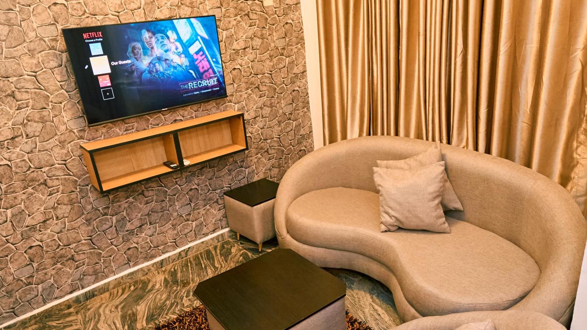 Crownedge Hotels Ікеджа Екстер'єр фото