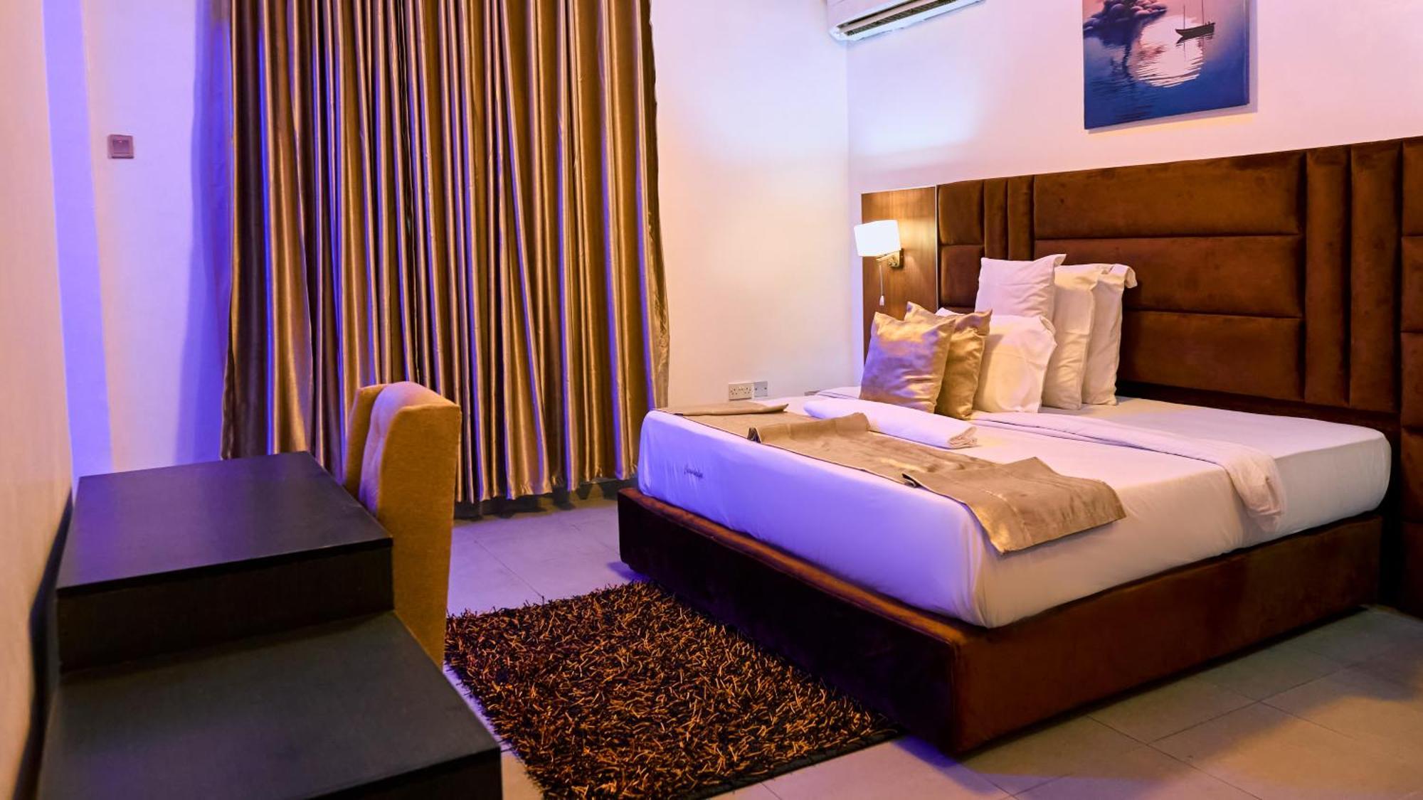 Crownedge Hotels Ікеджа Екстер'єр фото