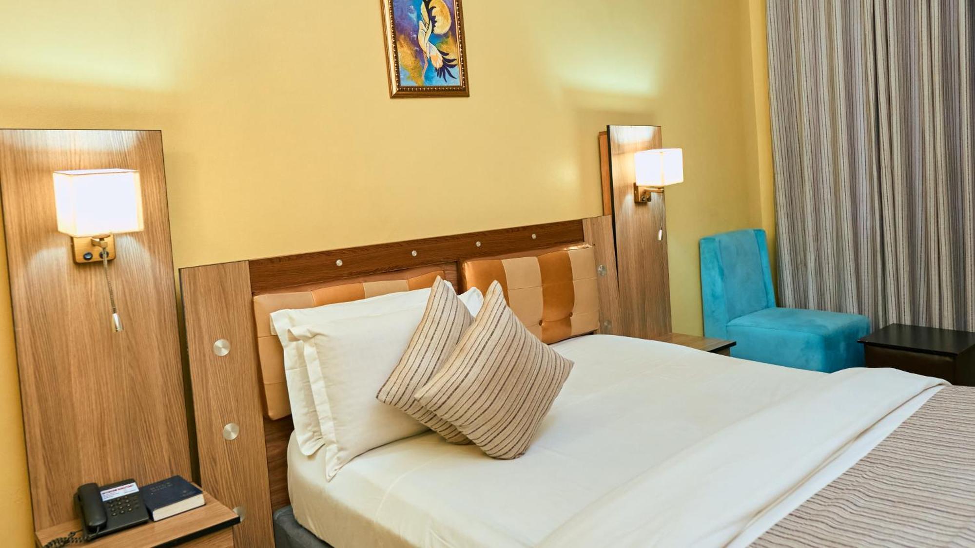 Crownedge Hotels Ікеджа Екстер'єр фото