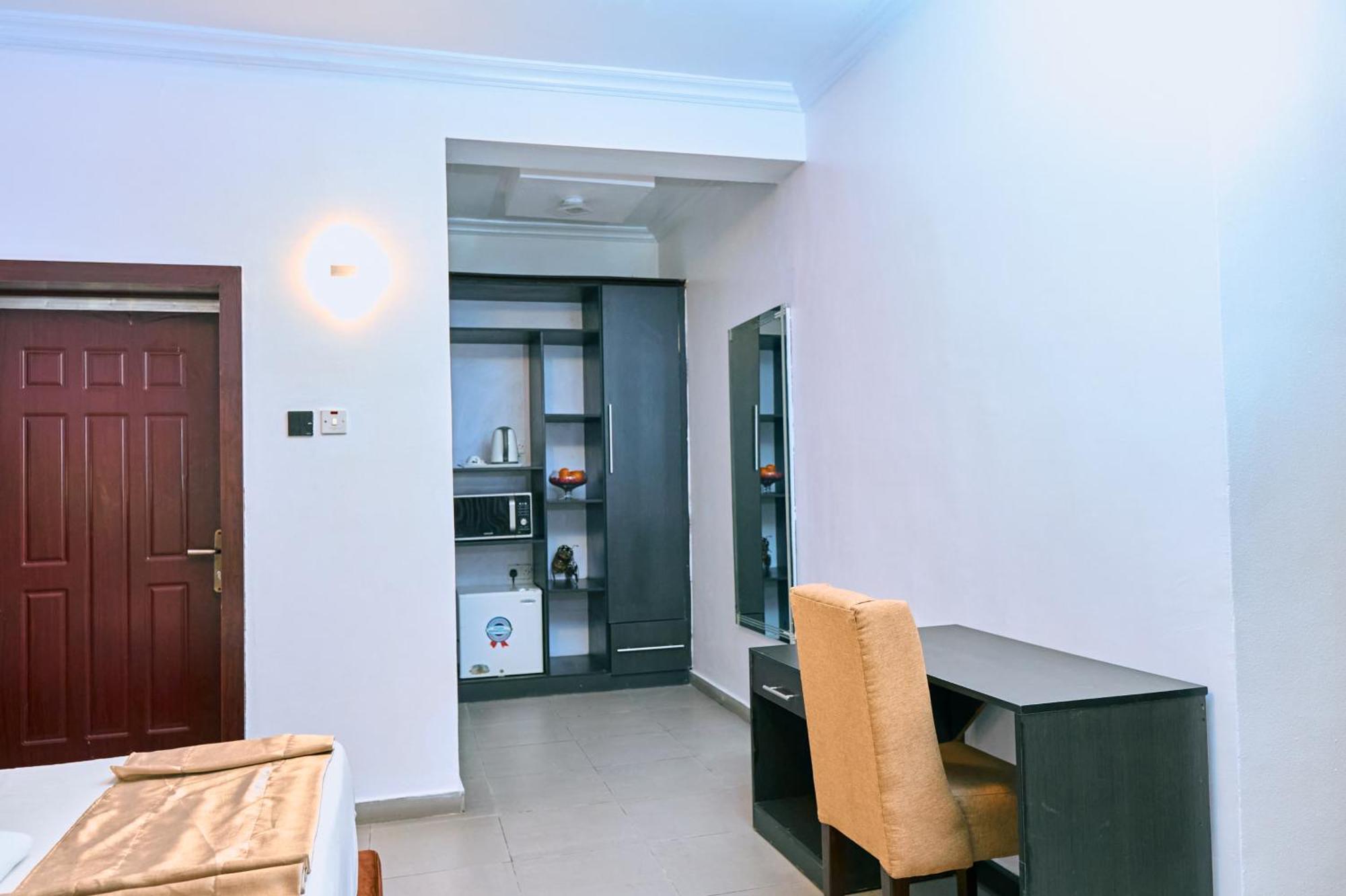 Crownedge Hotels Ікеджа Екстер'єр фото