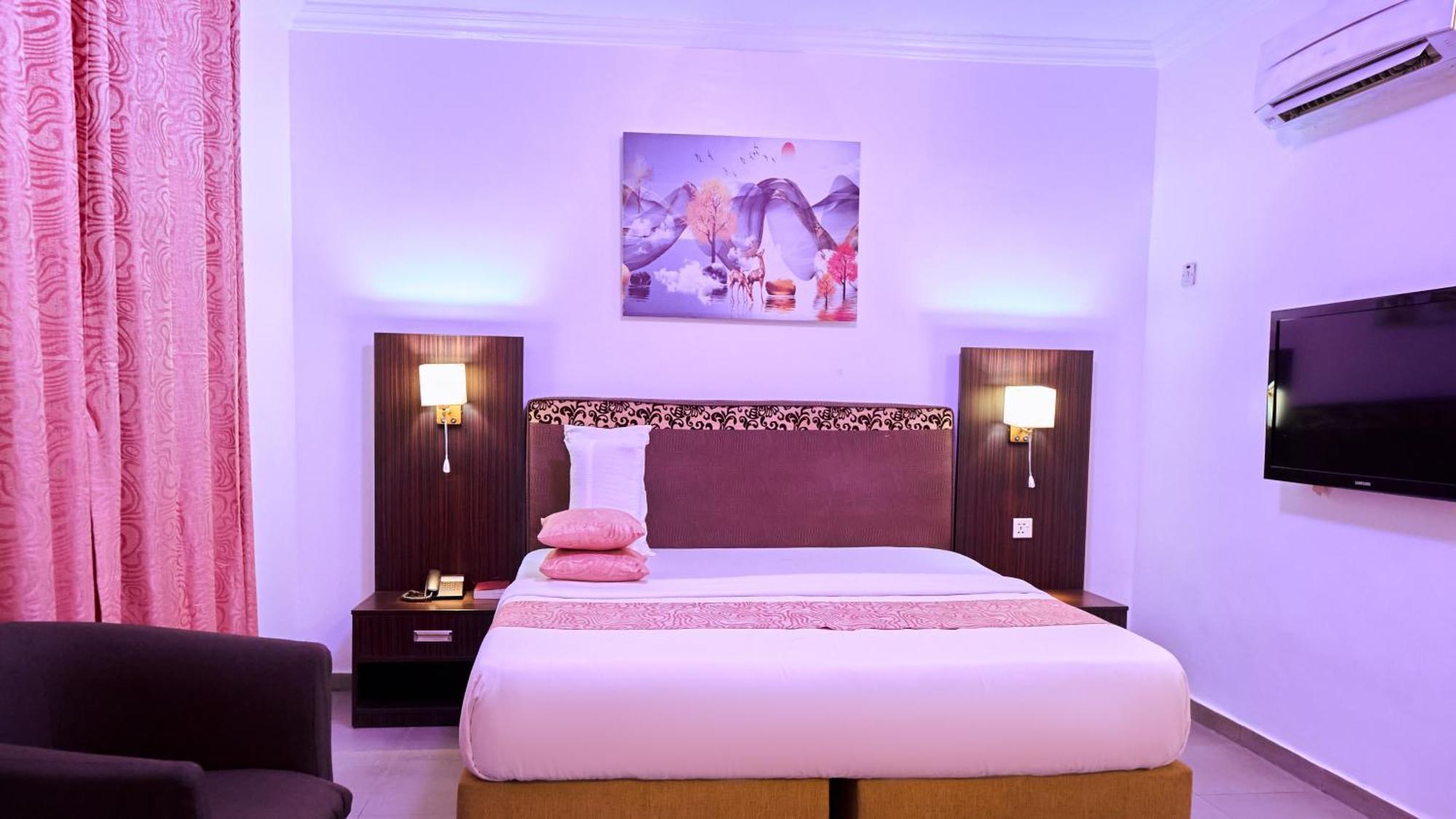 Crownedge Hotels Ікеджа Екстер'єр фото