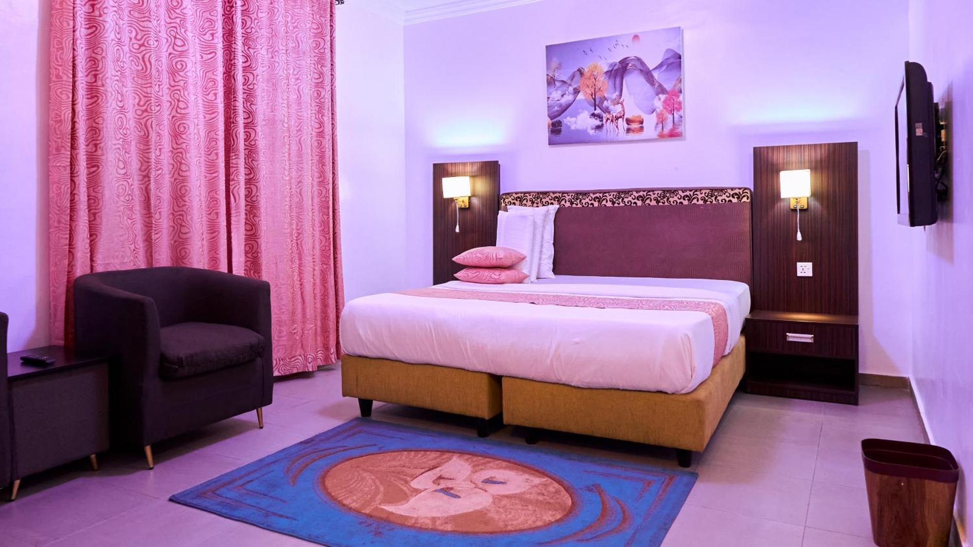 Crownedge Hotels Ікеджа Екстер'єр фото