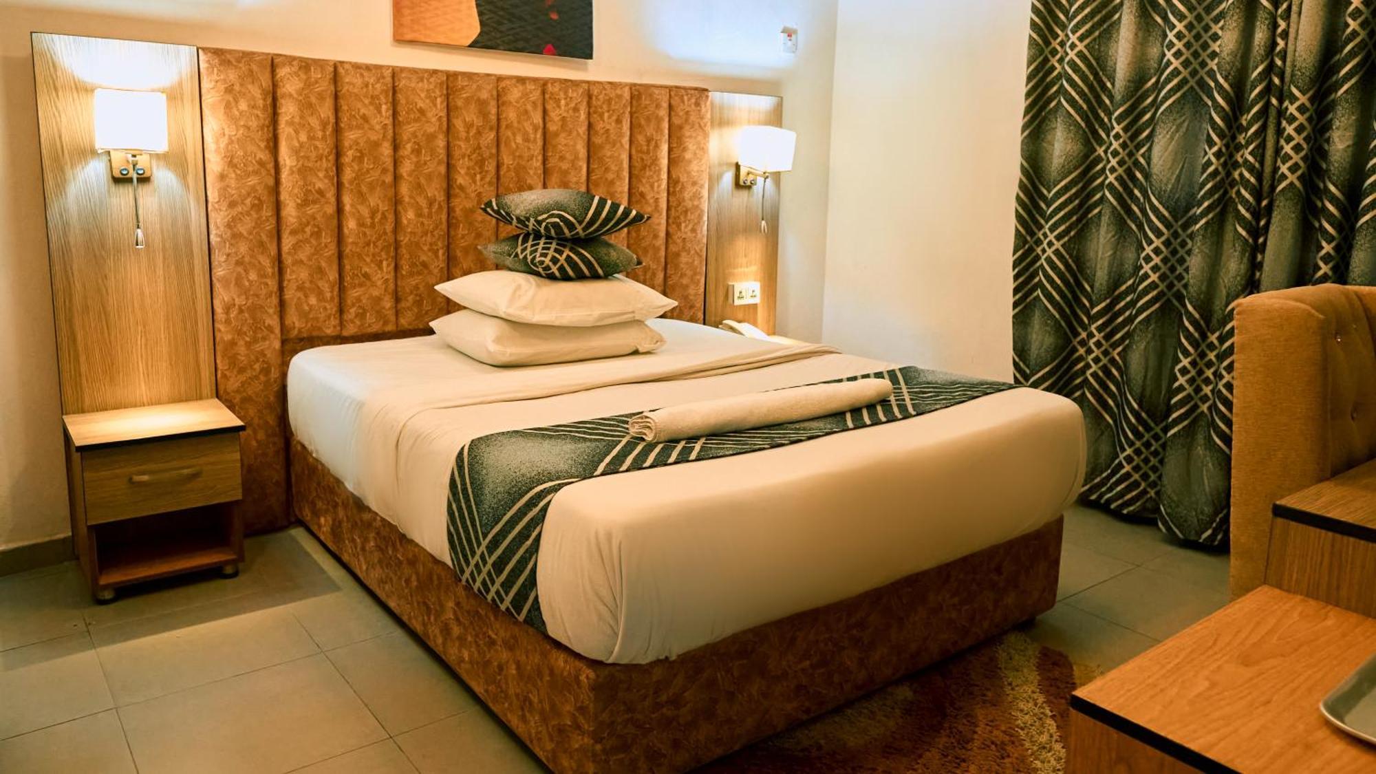 Crownedge Hotels Ікеджа Екстер'єр фото