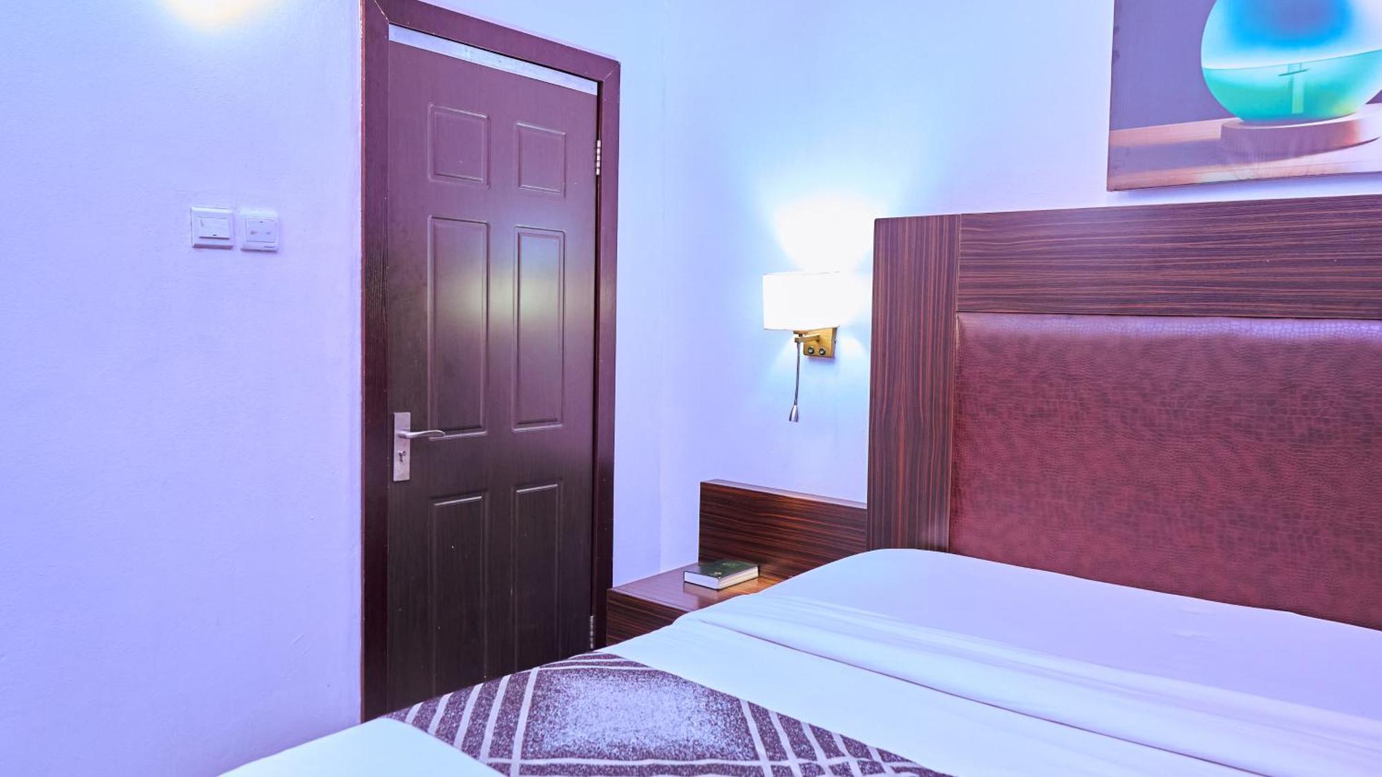 Crownedge Hotels Ікеджа Екстер'єр фото