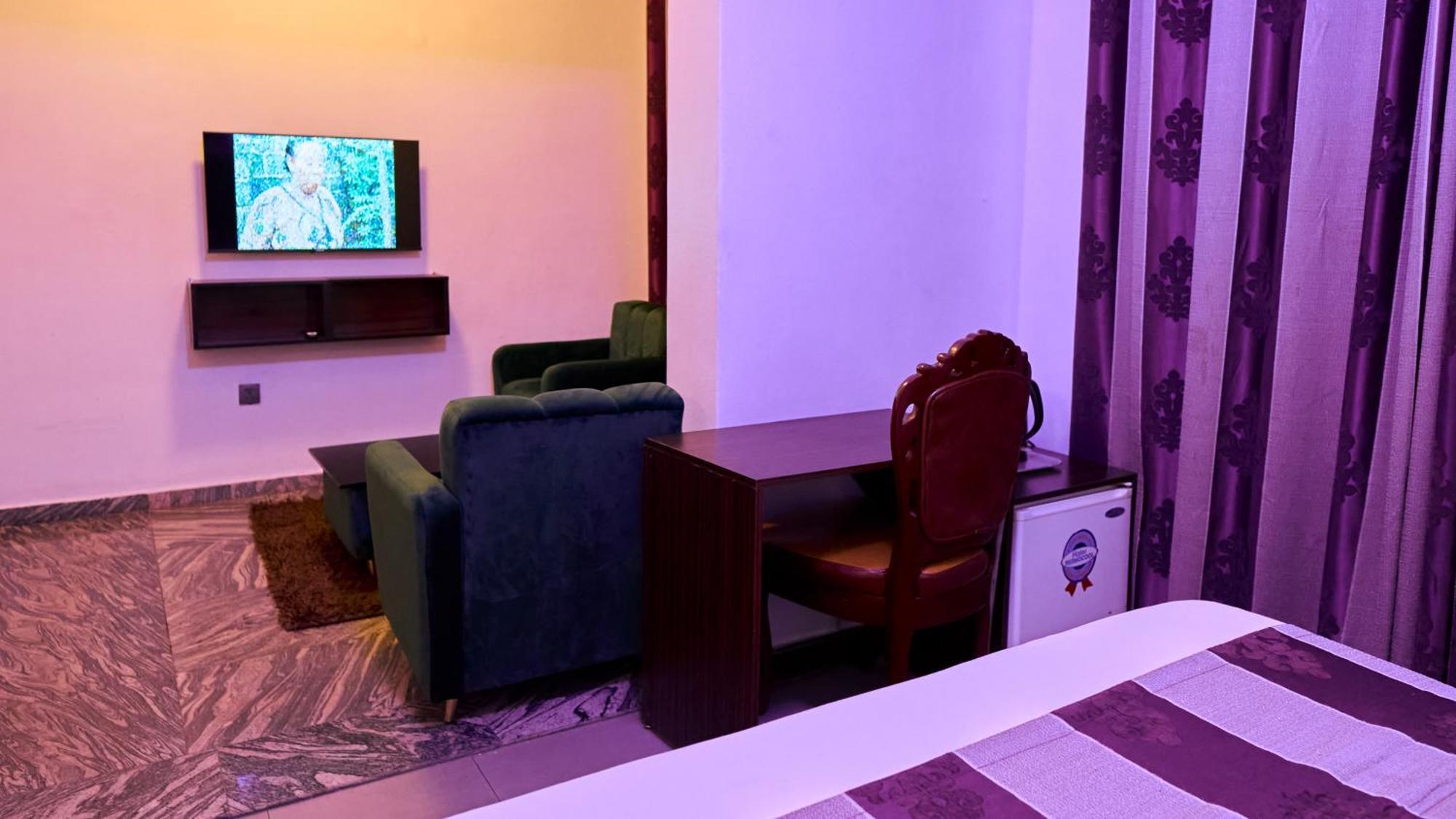 Crownedge Hotels Ікеджа Екстер'єр фото