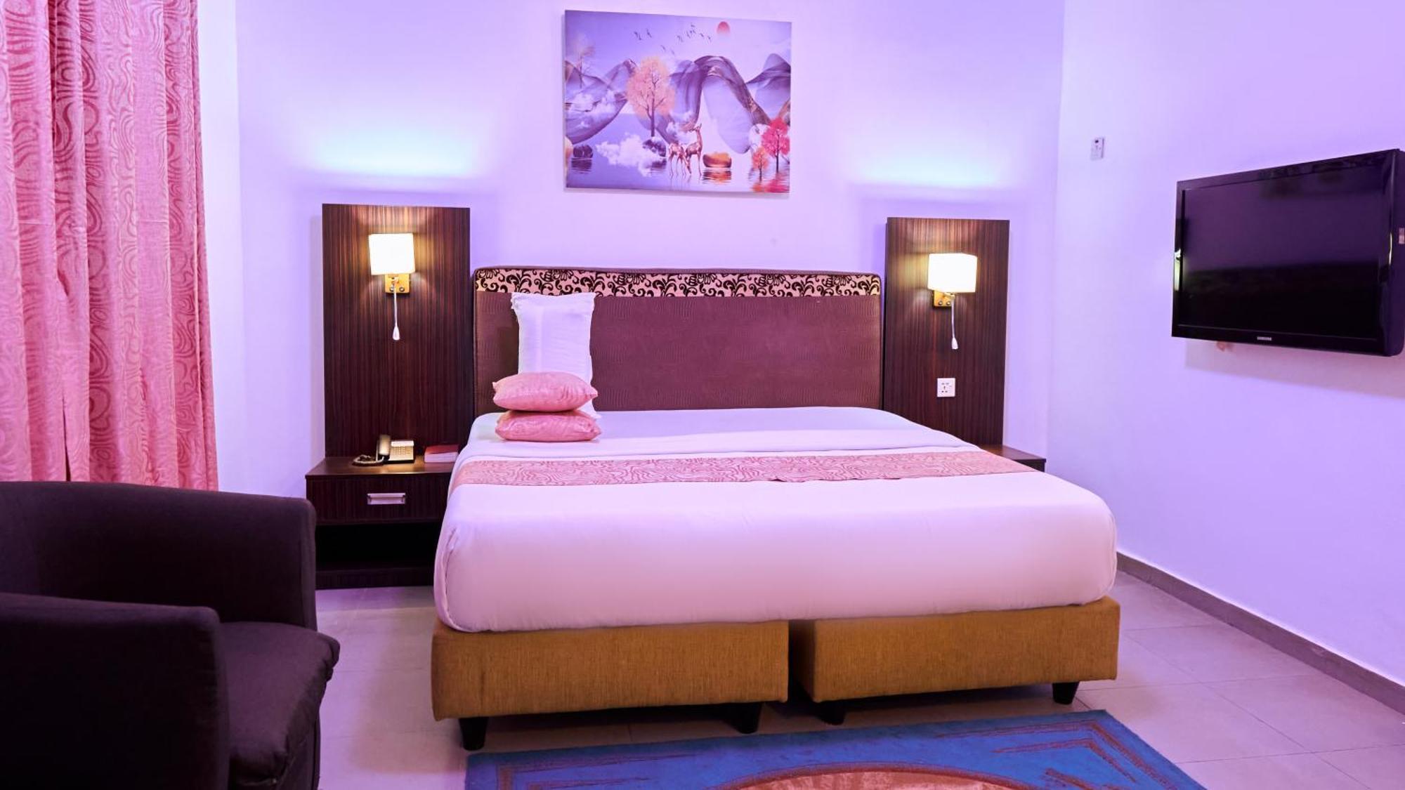 Crownedge Hotels Ікеджа Екстер'єр фото