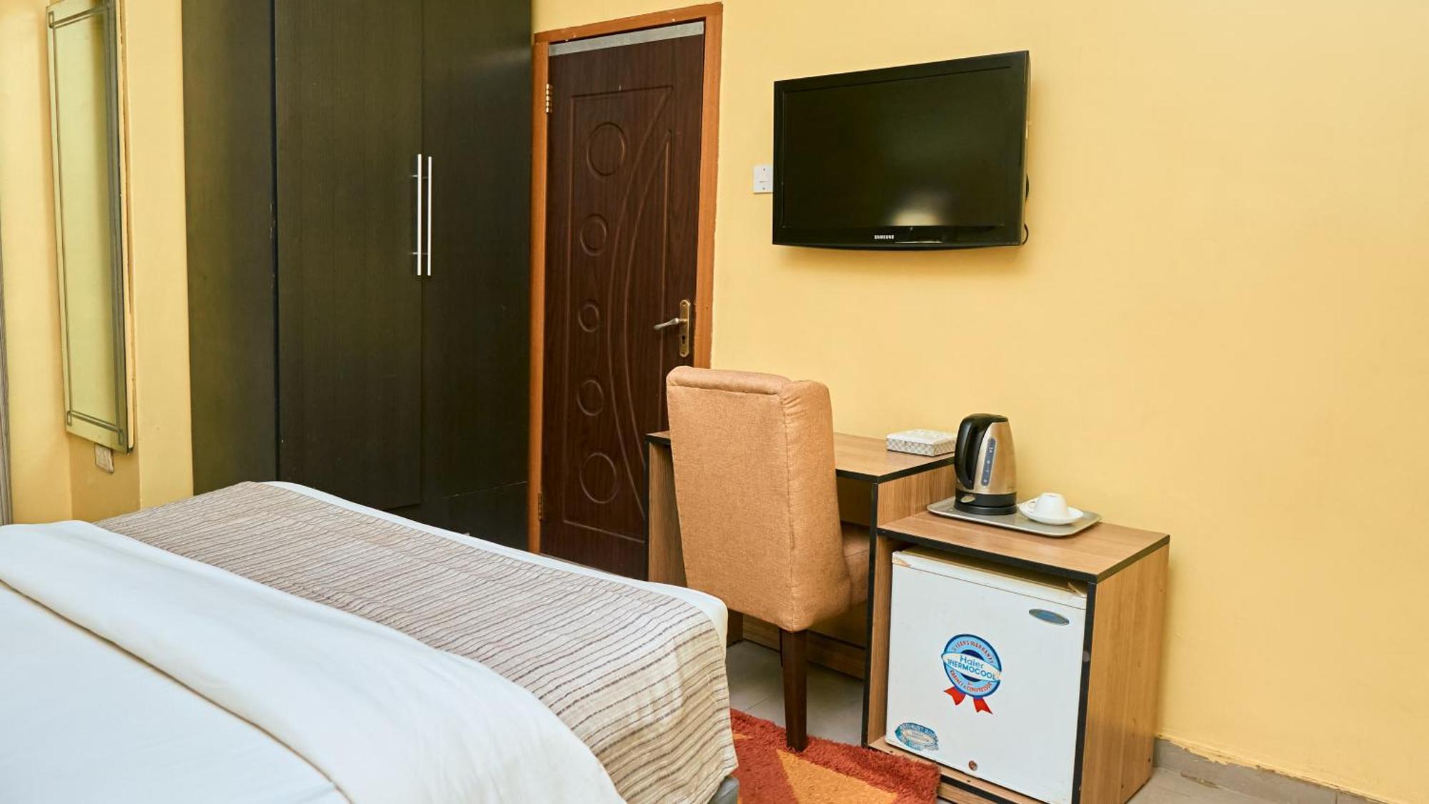 Crownedge Hotels Ікеджа Екстер'єр фото