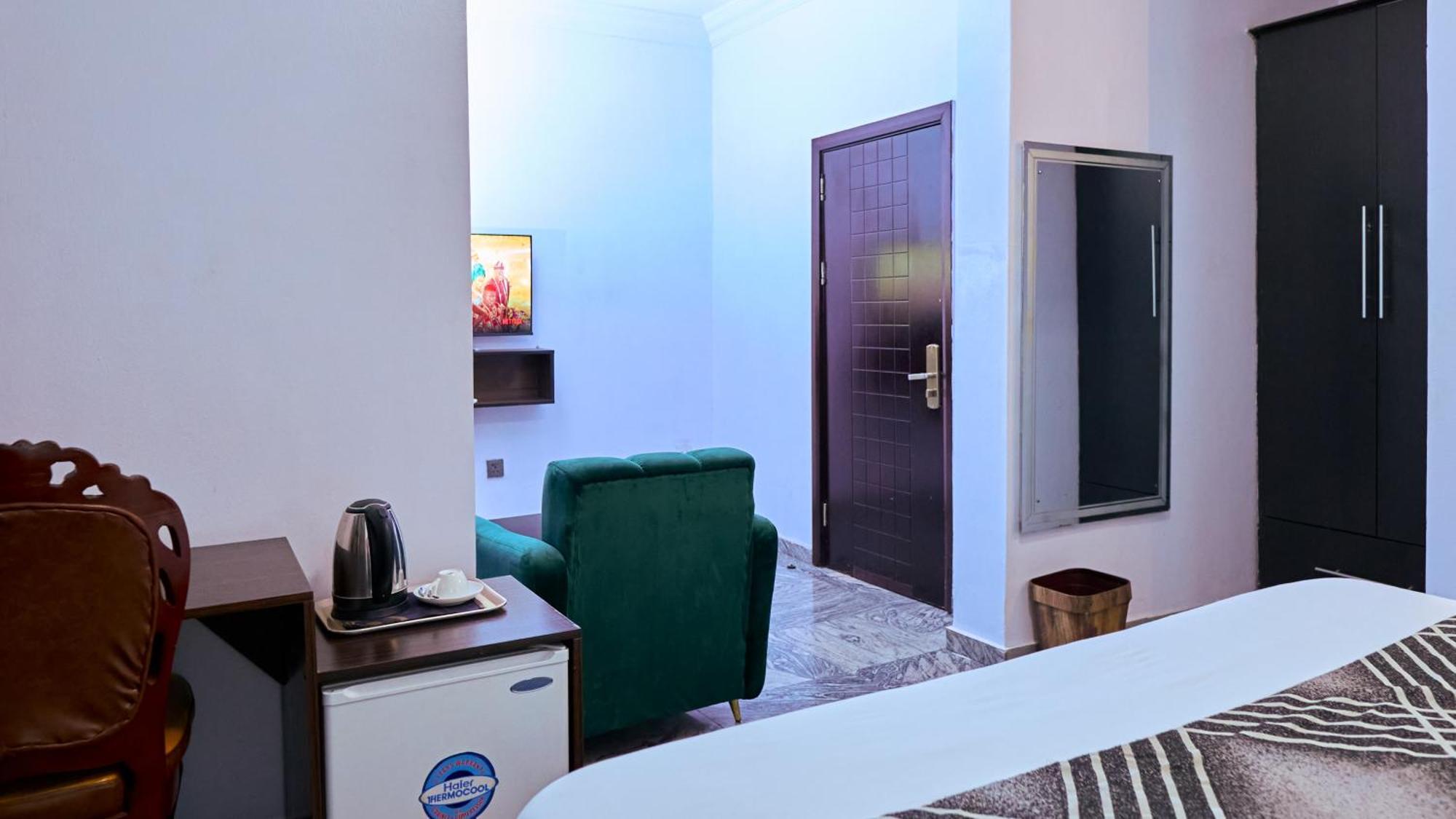 Crownedge Hotels Ікеджа Екстер'єр фото
