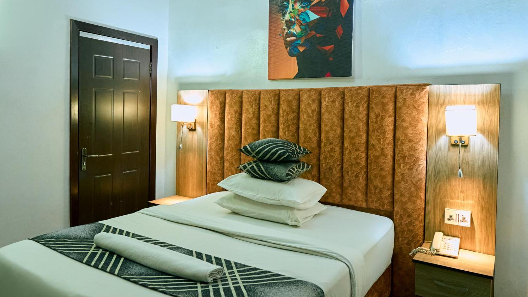 Crownedge Hotels Ікеджа Екстер'єр фото