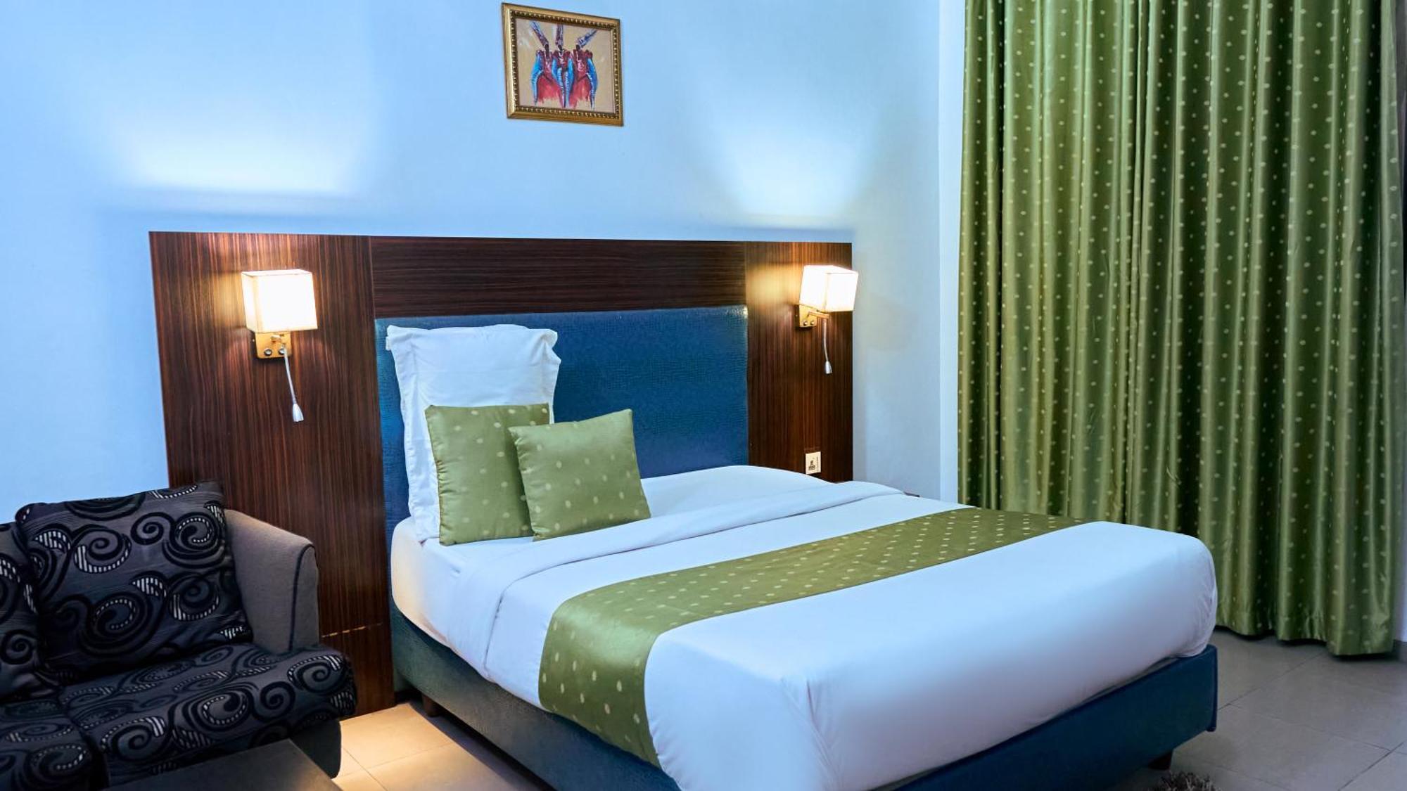 Crownedge Hotels Ікеджа Екстер'єр фото