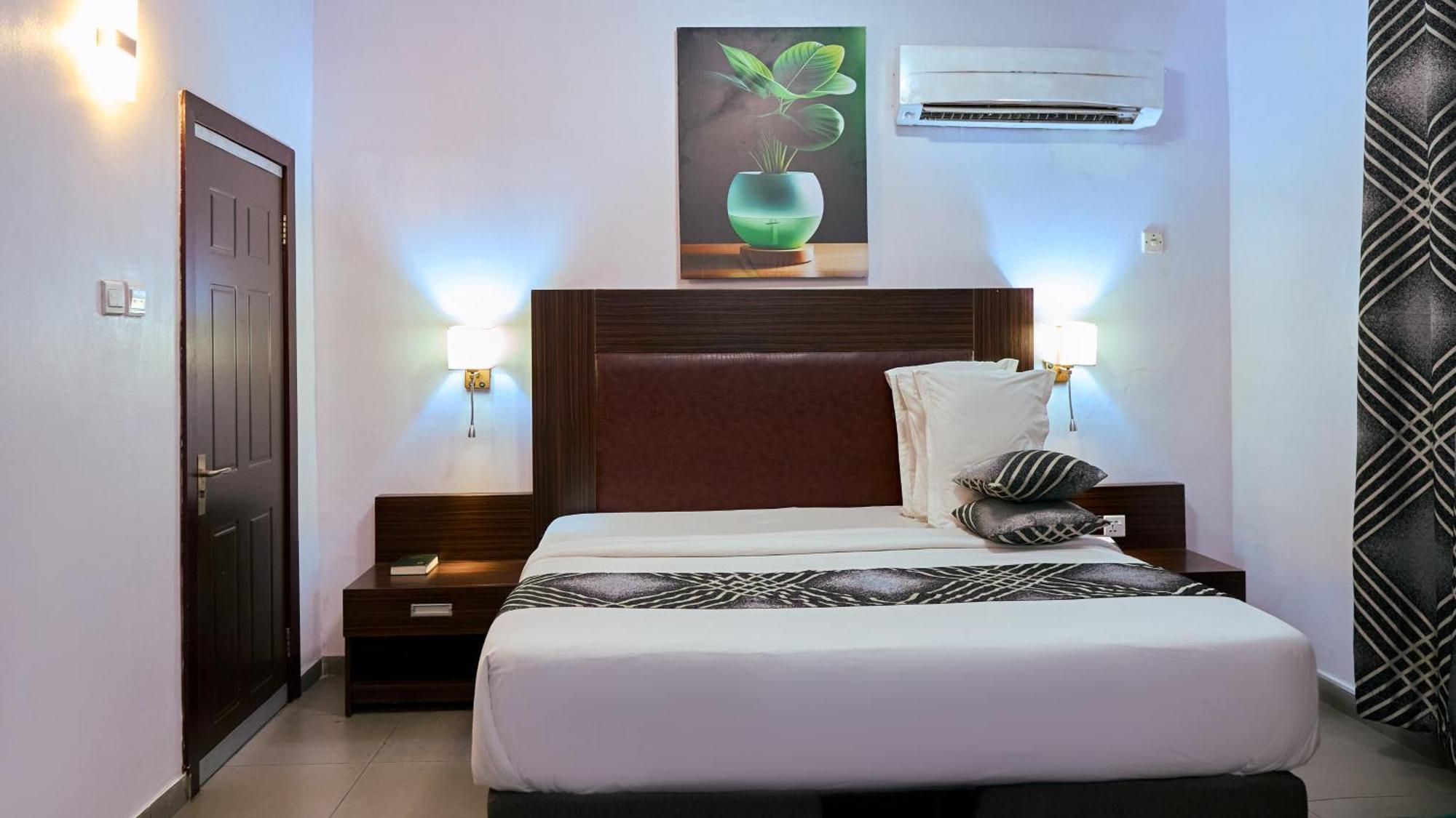 Crownedge Hotels Ікеджа Екстер'єр фото